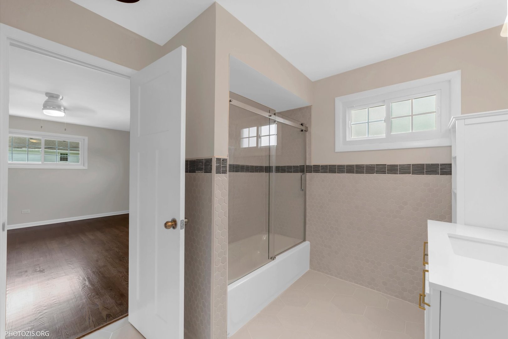 1501 E BARBERRY Lane, Mount Prospect, IL 60056