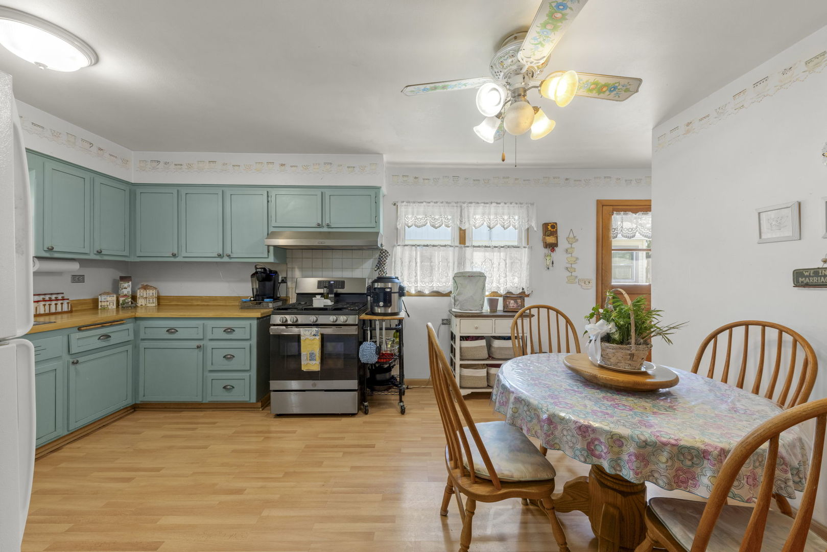 428 S Warwick Avenue, Westmont, IL 60559