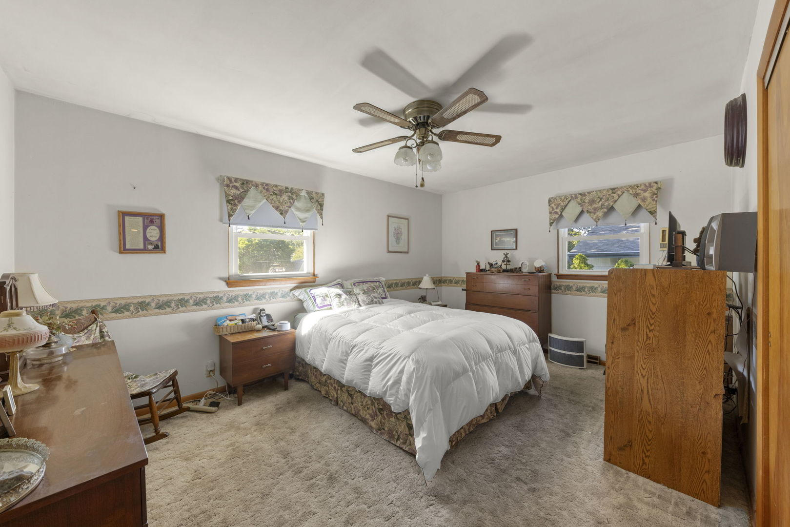 428 S Warwick Avenue, Westmont, IL 60559