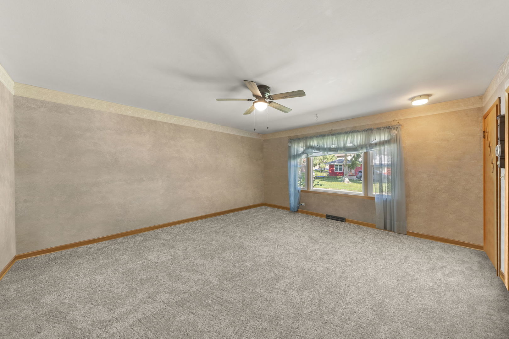 428 S Warwick Avenue, Westmont, IL 60559