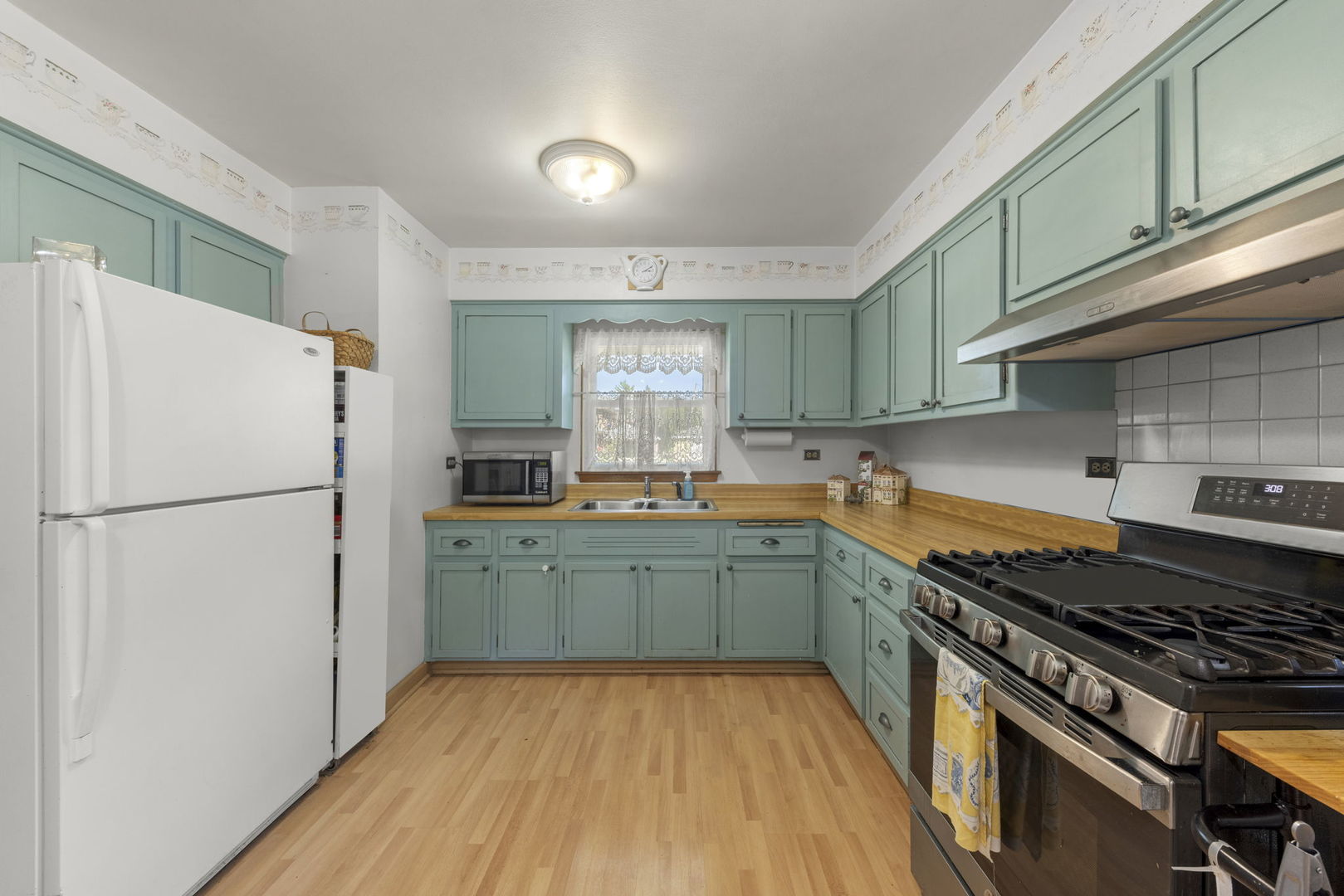 428 S Warwick Avenue, Westmont, IL 60559