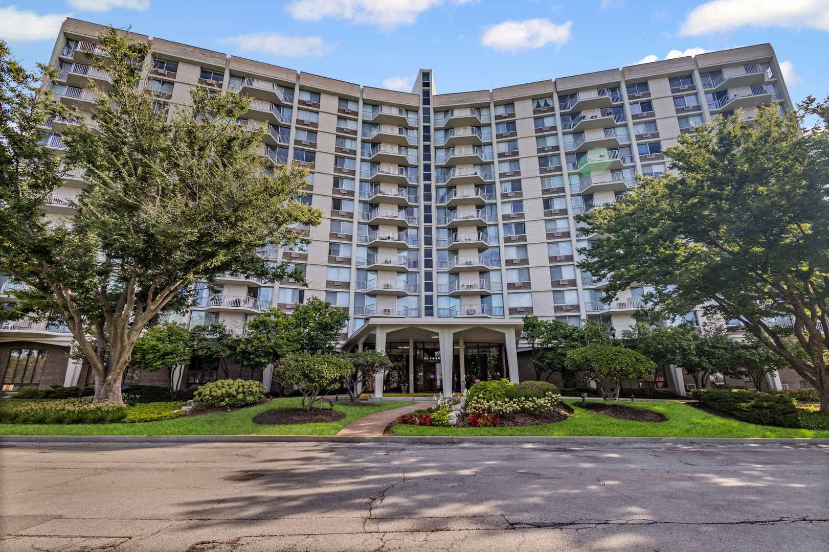 20 N TOWER Road #1N, Oak Brook, IL 60523