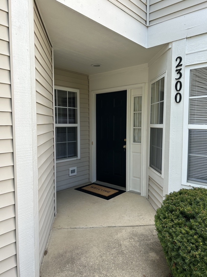 2300 Woodside Drive, Carpentersville, IL 60110