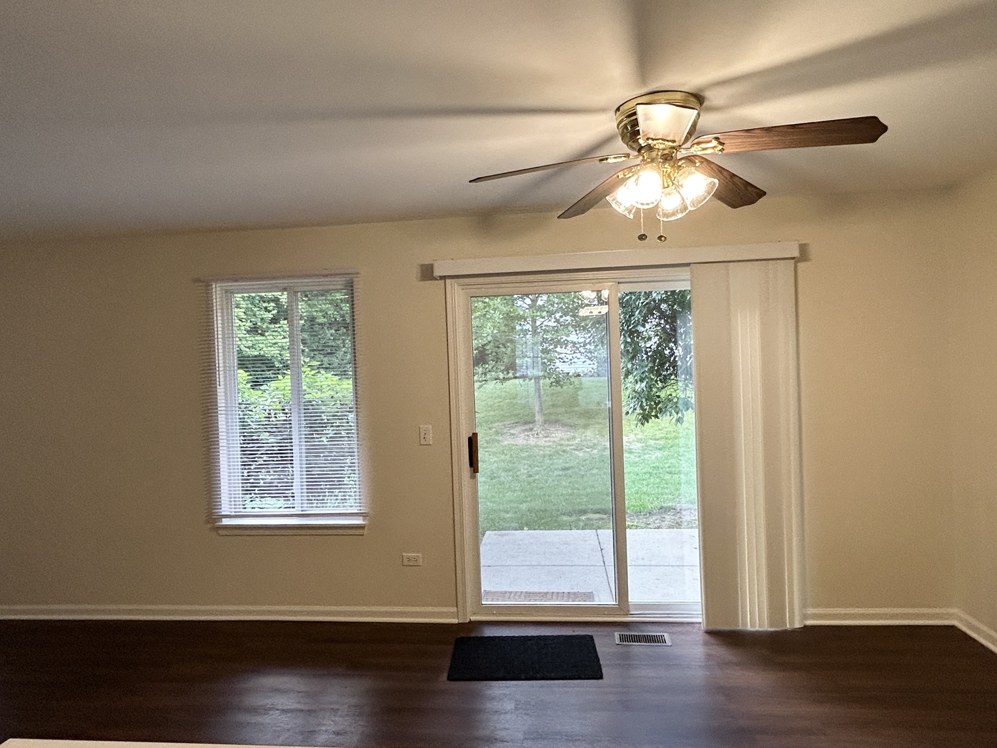 2300 Woodside Drive, Carpentersville, IL 60110
