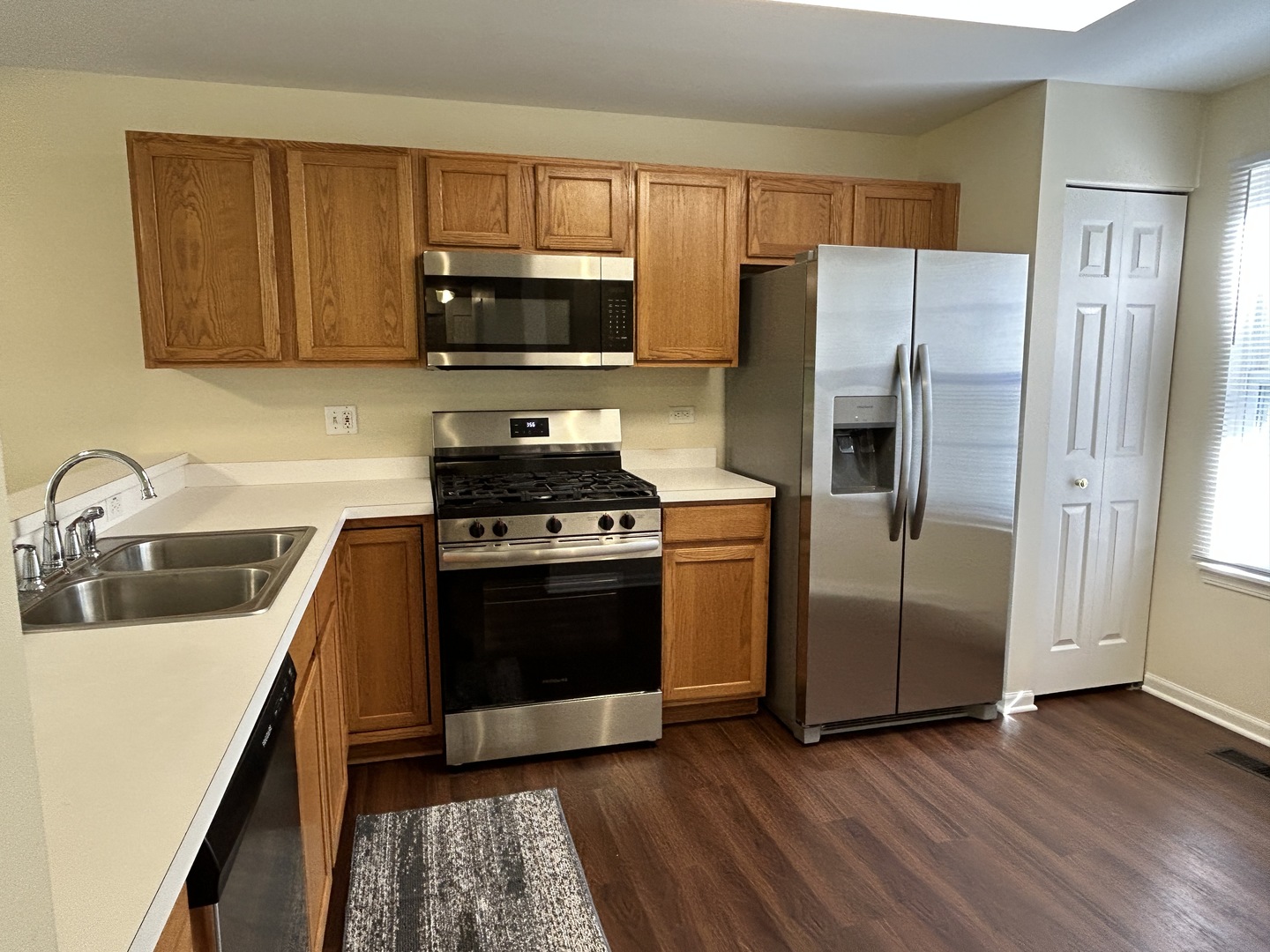 2300 Woodside Drive, Carpentersville, IL 60110