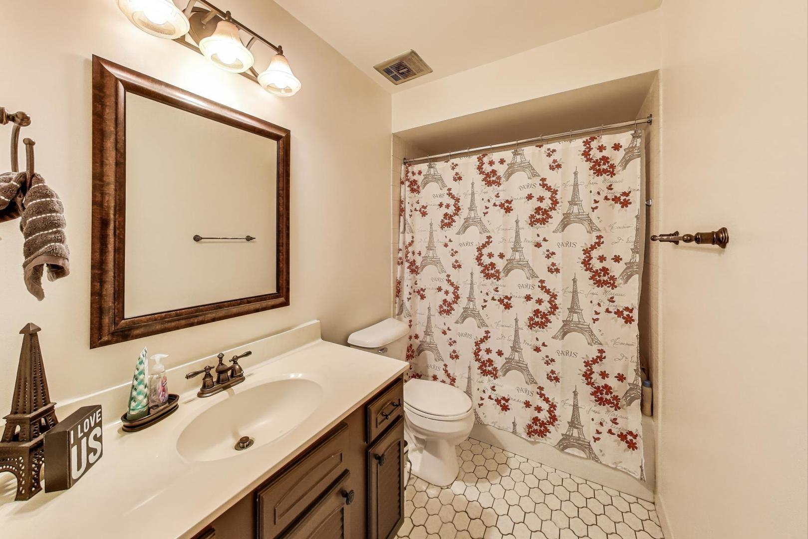 5840 W 104th Street #209, Oak Lawn, IL 60453