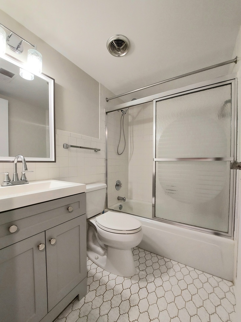 8100 Woodglen Lane #204, Downers Grove, IL 60516
