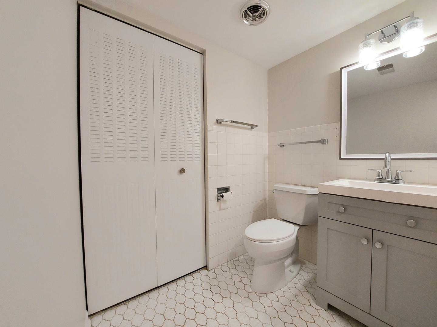 8100 Woodglen Lane #204, Downers Grove, IL 60516