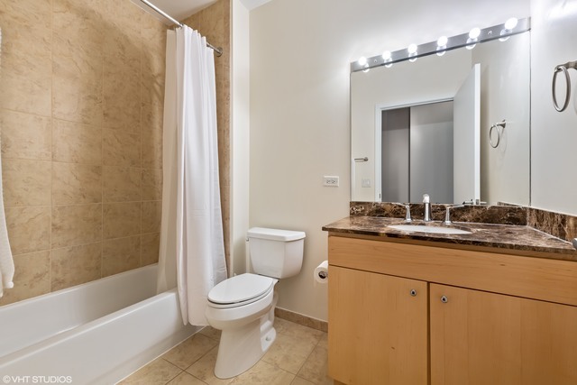 700 N LARRABEE Street #1111, Chicago, IL 60654