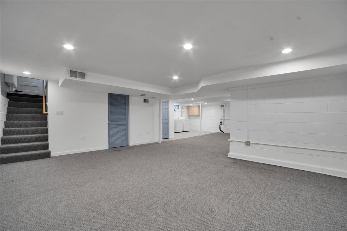 915 N Eagle Street, Naperville, IL 60563