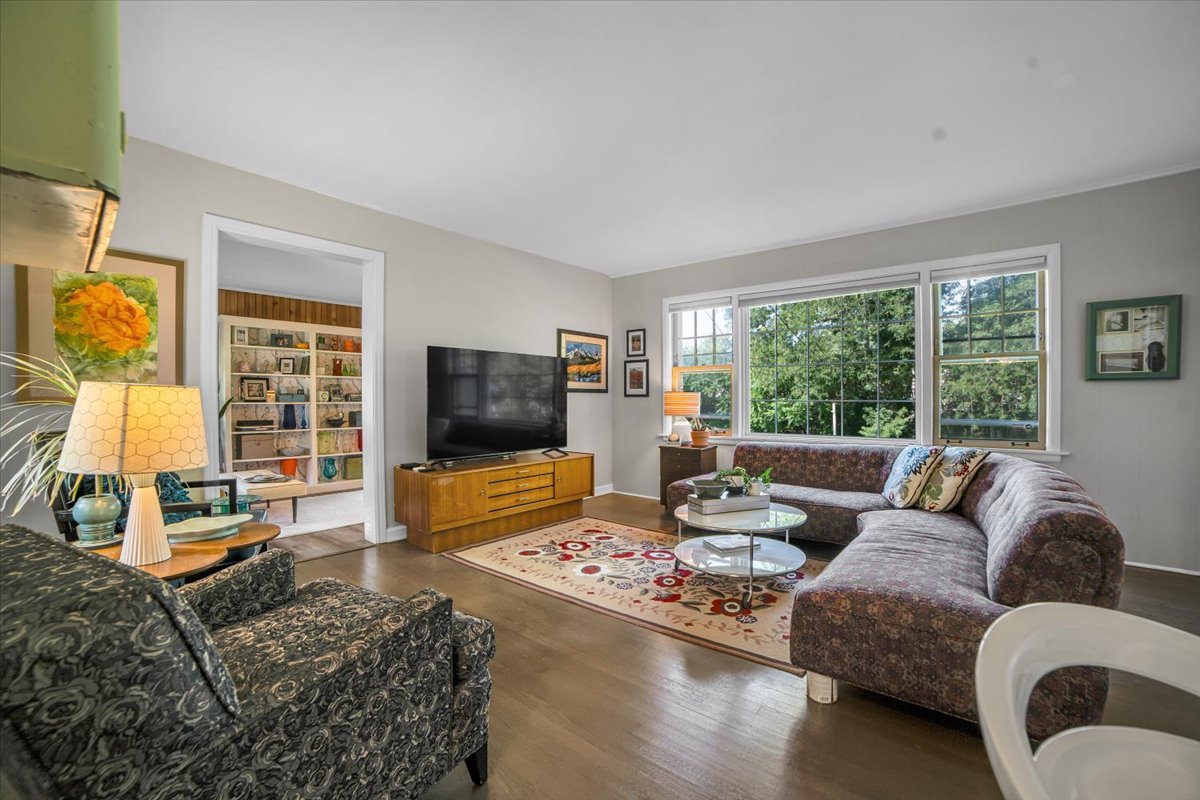 915 N Eagle Street, Naperville, IL 60563