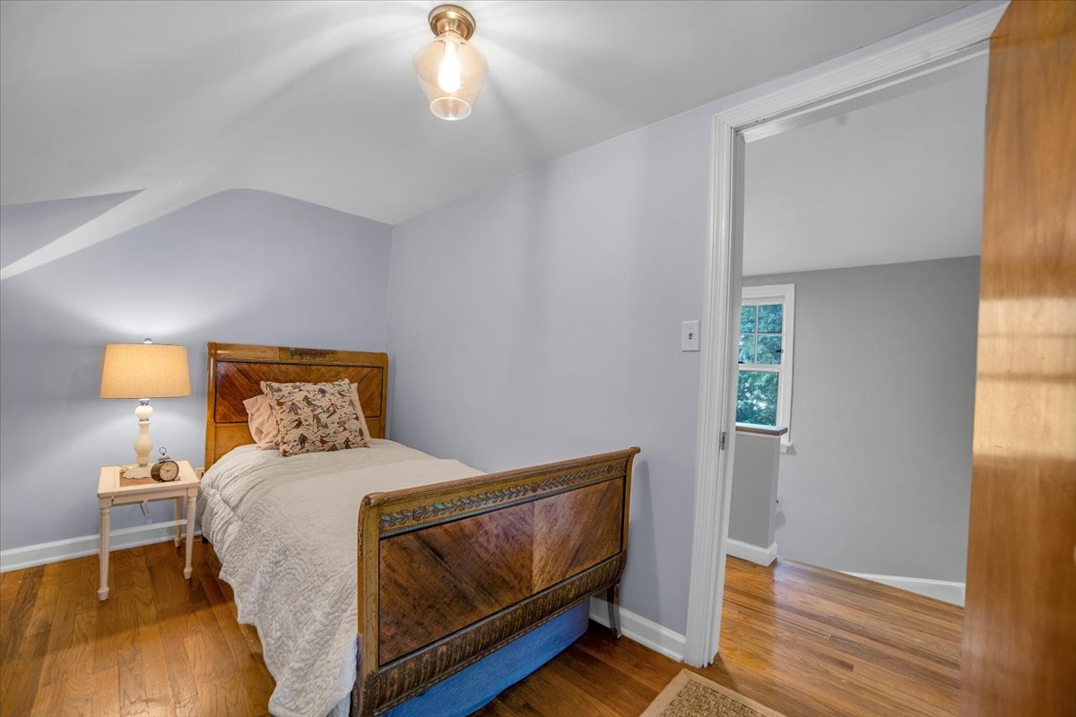 915 N Eagle Street, Naperville, IL 60563