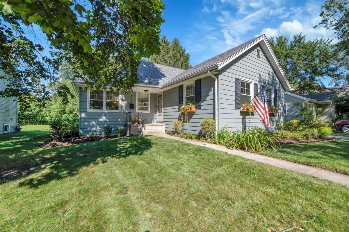 915 N Eagle Street, Naperville, IL 60563