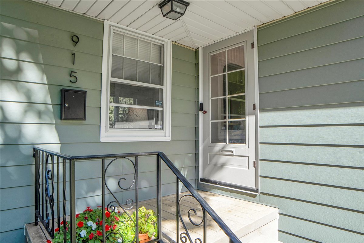 915 N Eagle Street, Naperville, IL 60563
