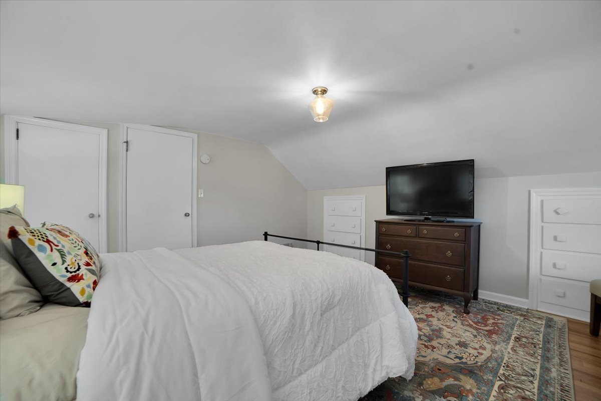 915 N Eagle Street, Naperville, IL 60563