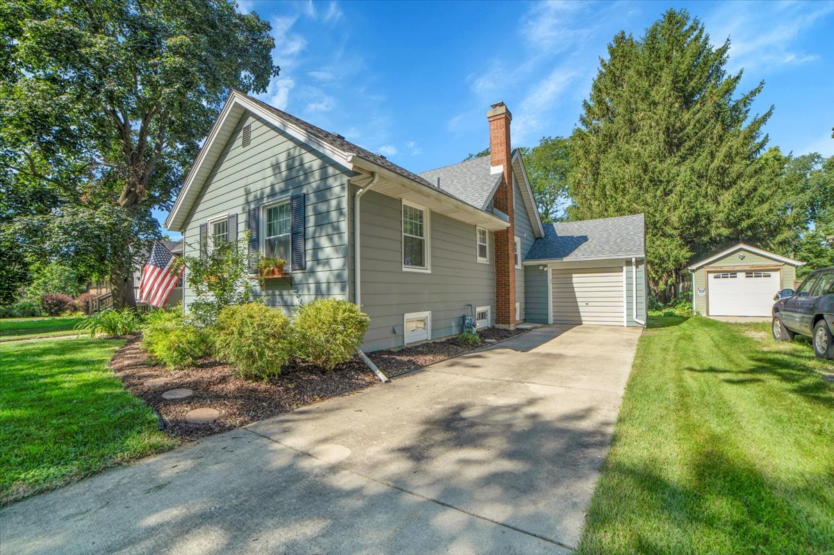 915 N Eagle Street, Naperville, IL 60563