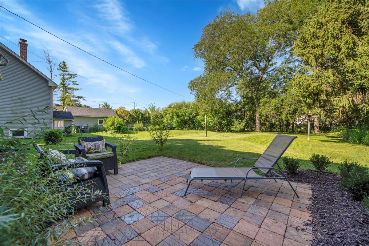 915 N Eagle Street, Naperville, IL 60563