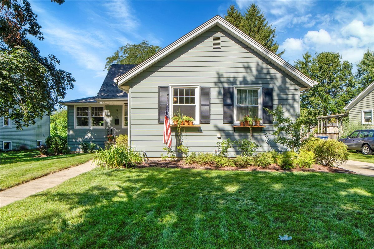 915 N Eagle Street, Naperville, IL 60563