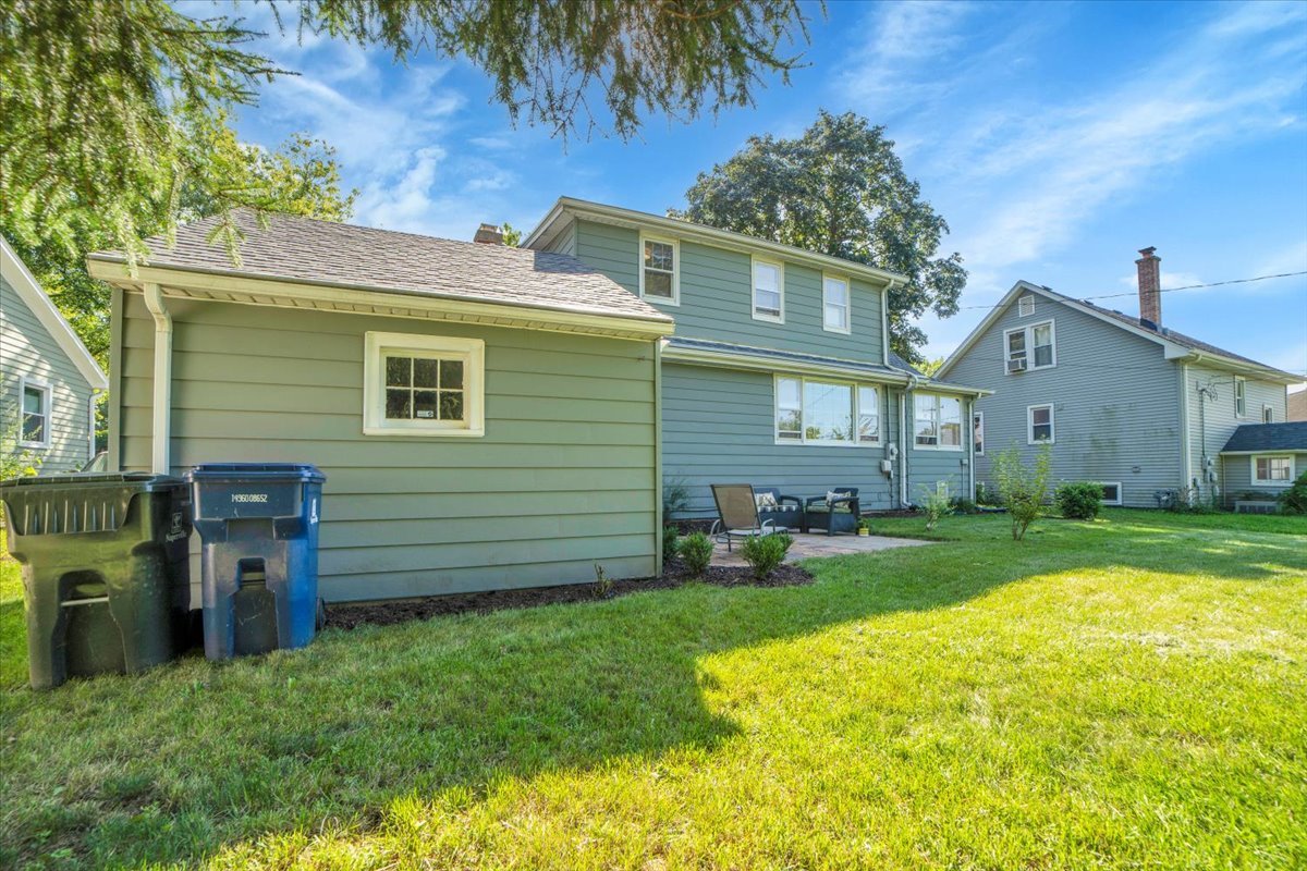 915 N Eagle Street, Naperville, IL 60563