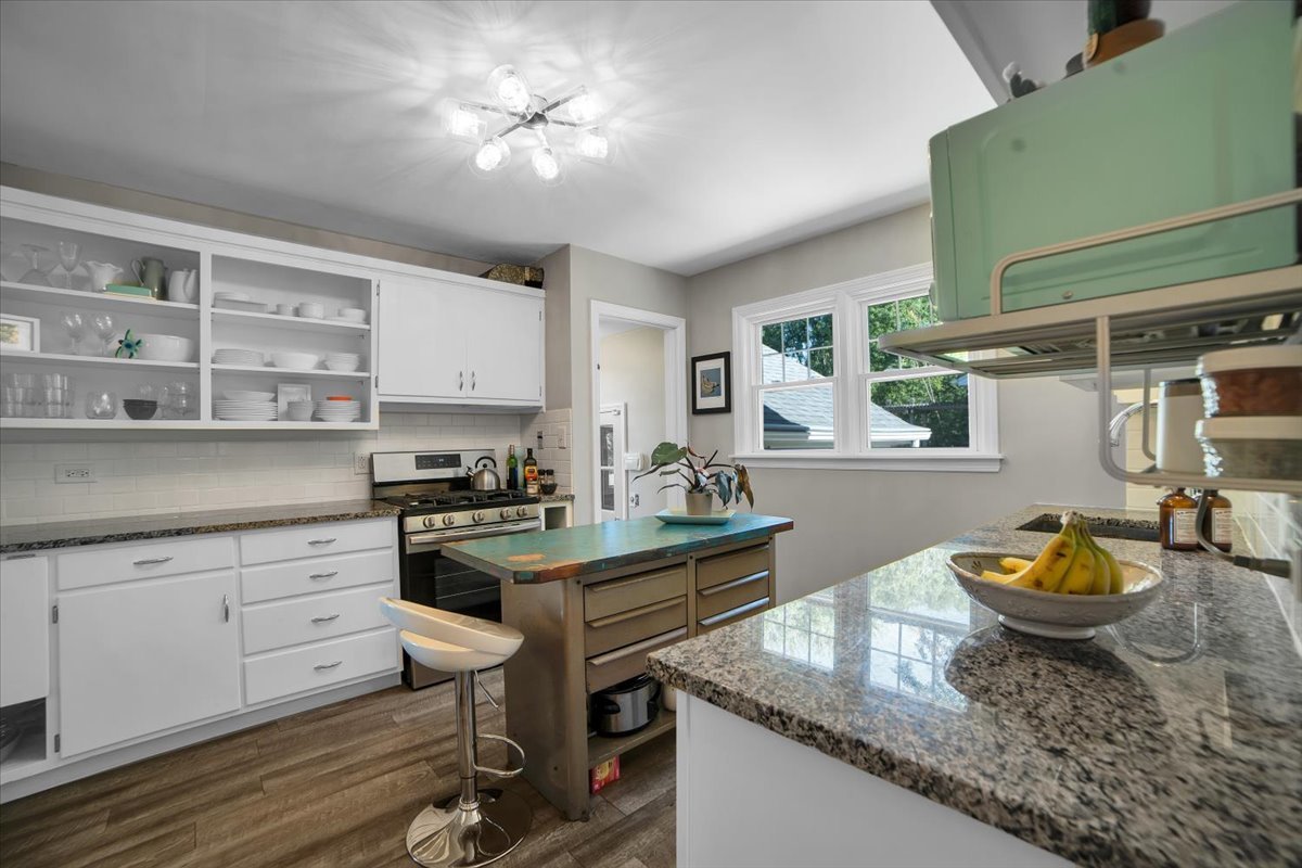 915 N Eagle Street, Naperville, IL 60563