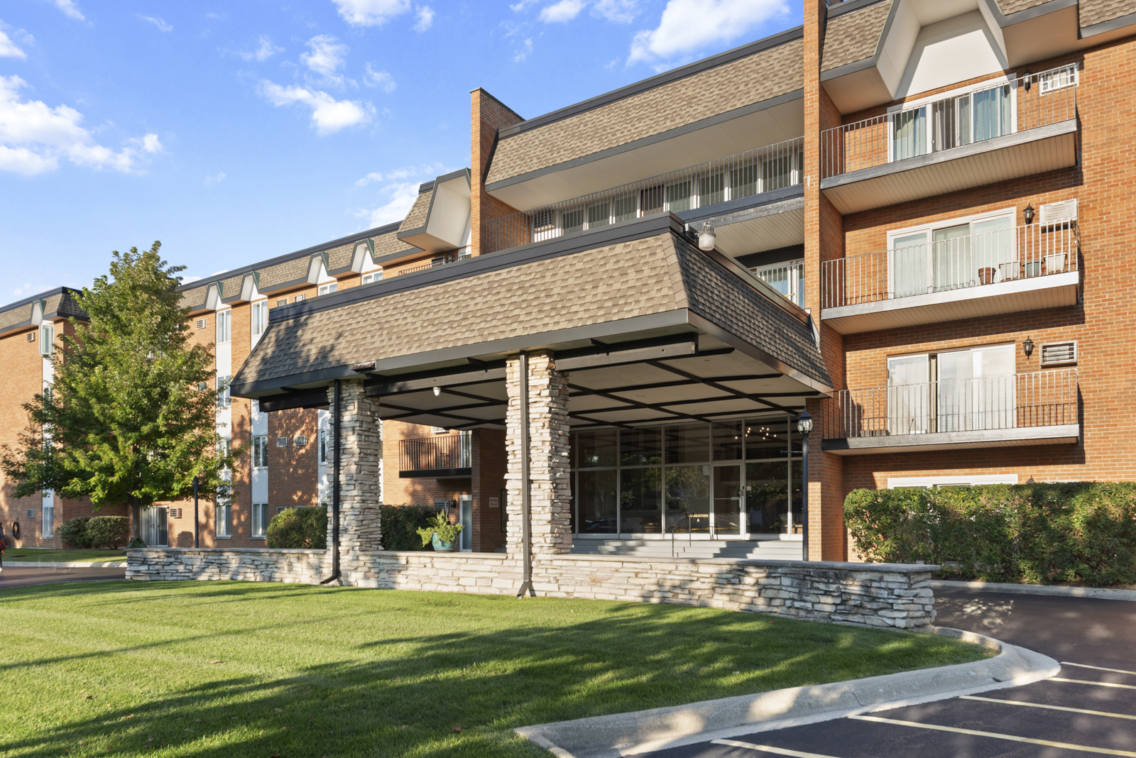 4221 Saratoga Avenue #101A, Downers Grove, IL 60515