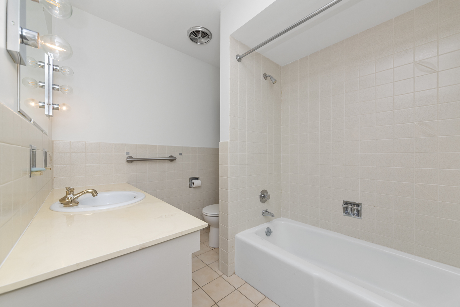 4221 Saratoga Avenue #101A, Downers Grove, IL 60515