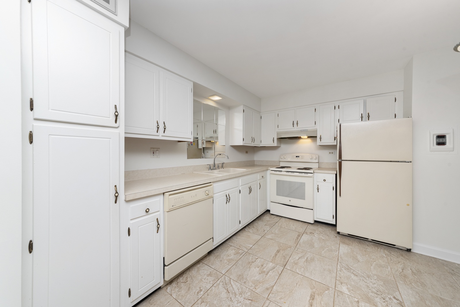 4221 Saratoga Avenue #101A, Downers Grove, IL 60515