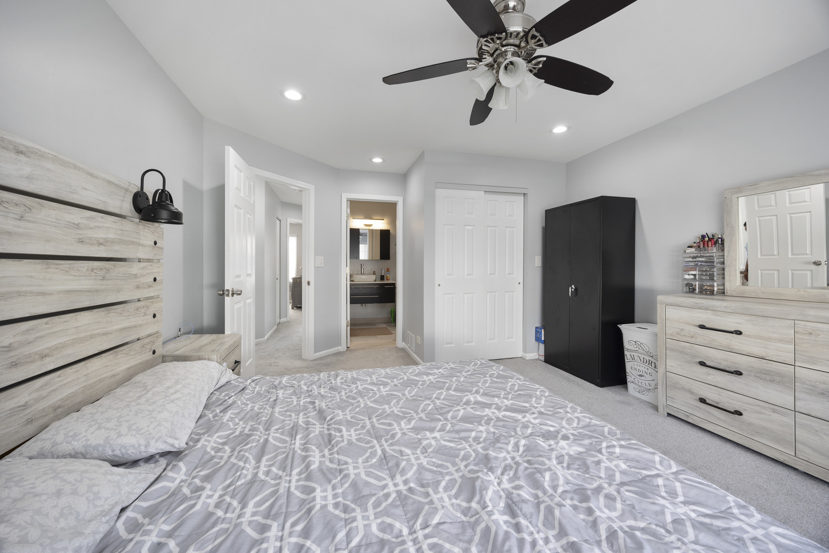 9411 N harrison Street, Des Plaines, IL 60016