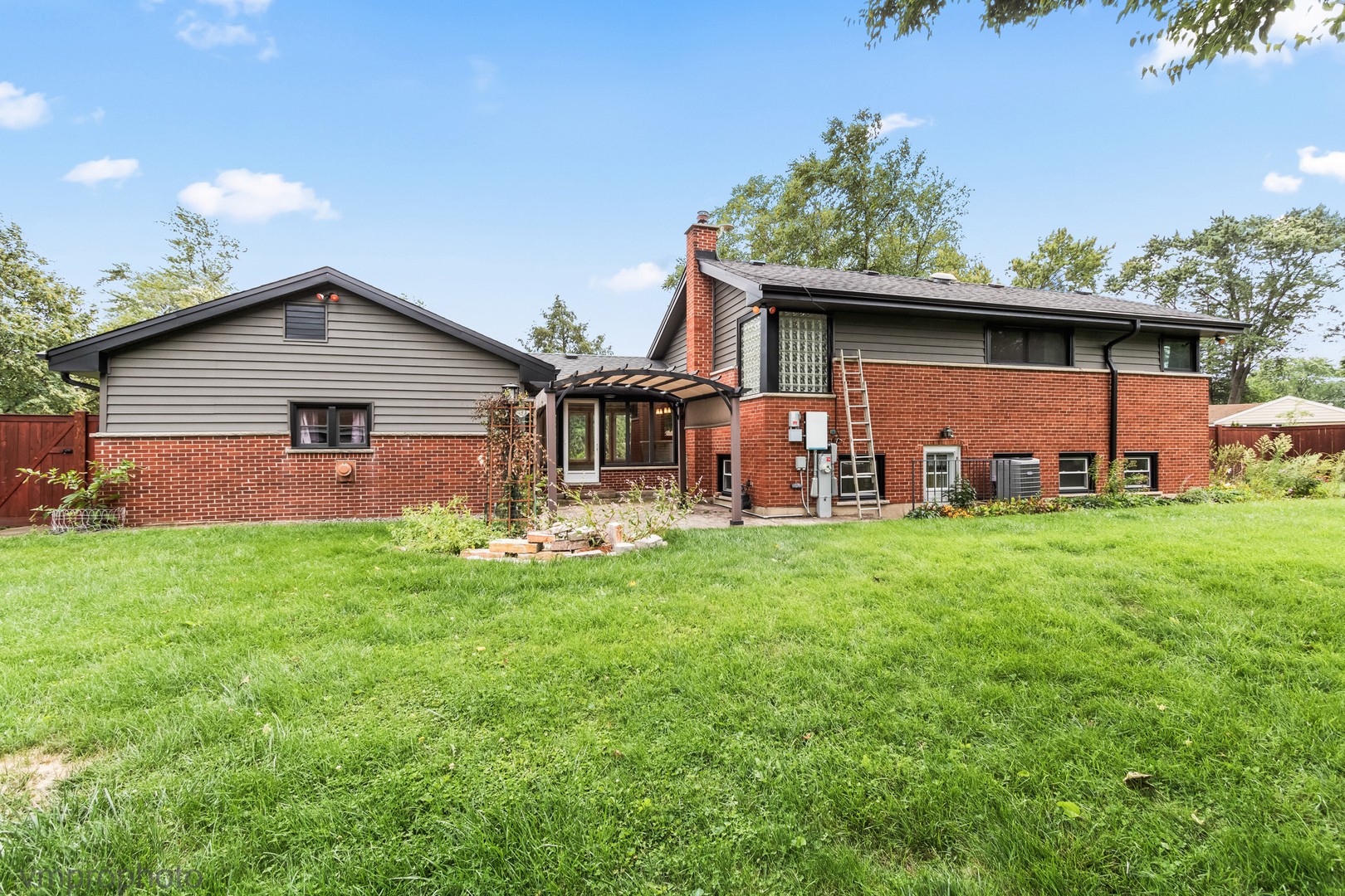 1418 W Saint James Place, Arlington Heights, IL 60005