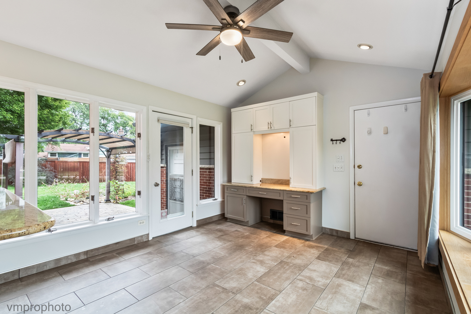 1418 W Saint James Place, Arlington Heights, IL 60005