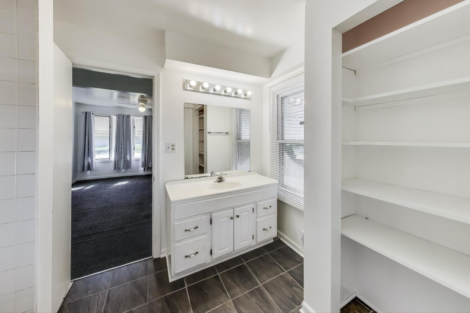 9348 Sayre Avenue, Oak Lawn, IL 60453