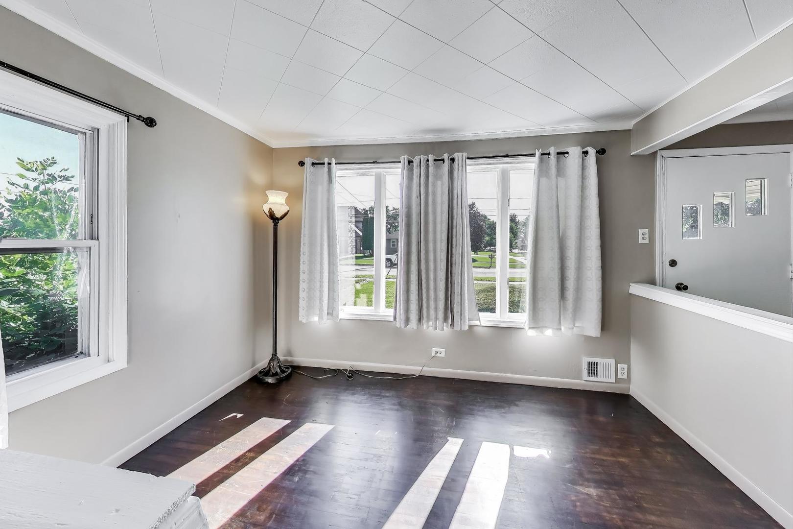 9348 Sayre Avenue, Oak Lawn, IL 60453