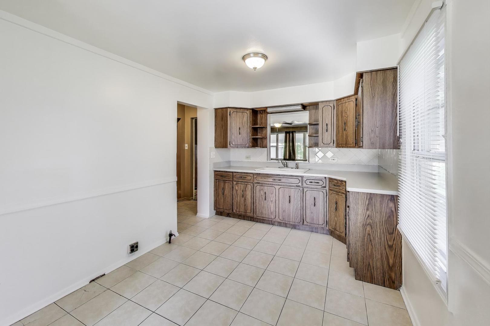 9348 Sayre Avenue, Oak Lawn, IL 60453