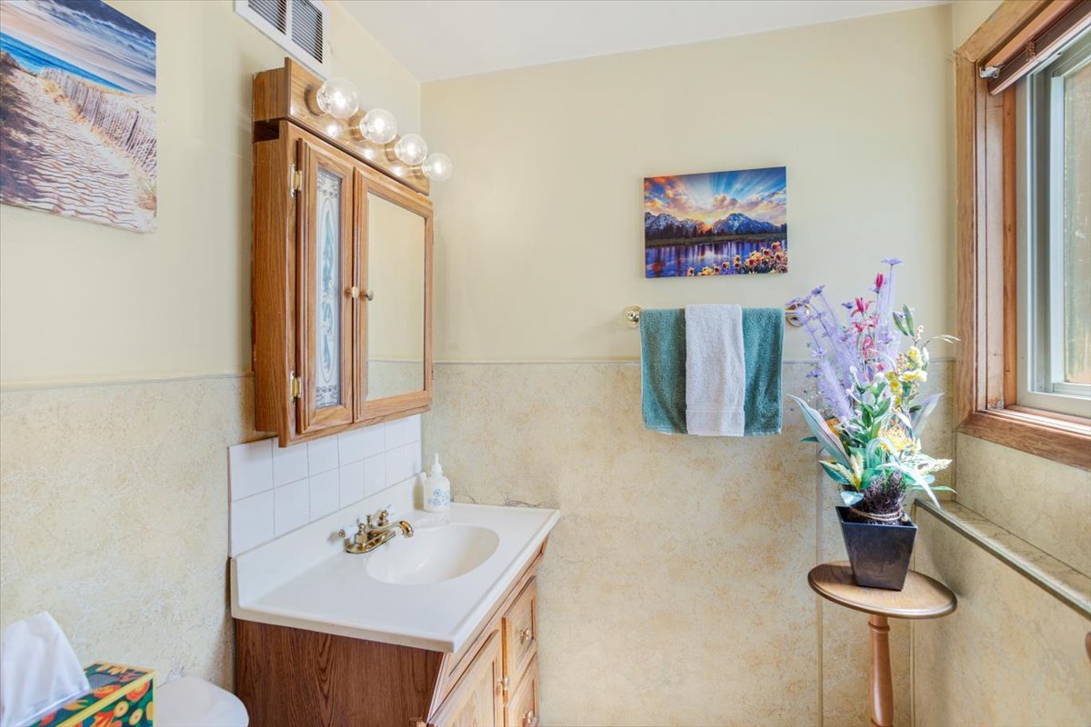703 W Manawa Trail, Mount Prospect, IL 60056