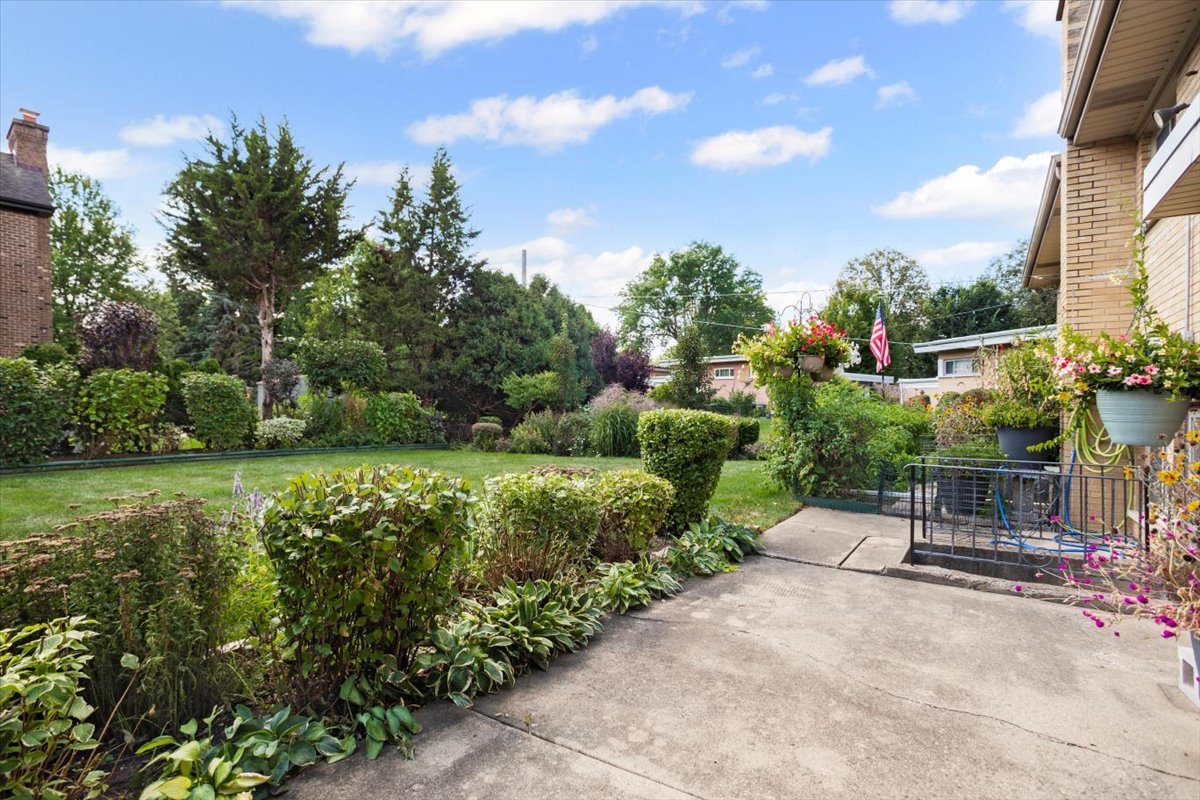 703 W Manawa Trail, Mount Prospect, IL 60056