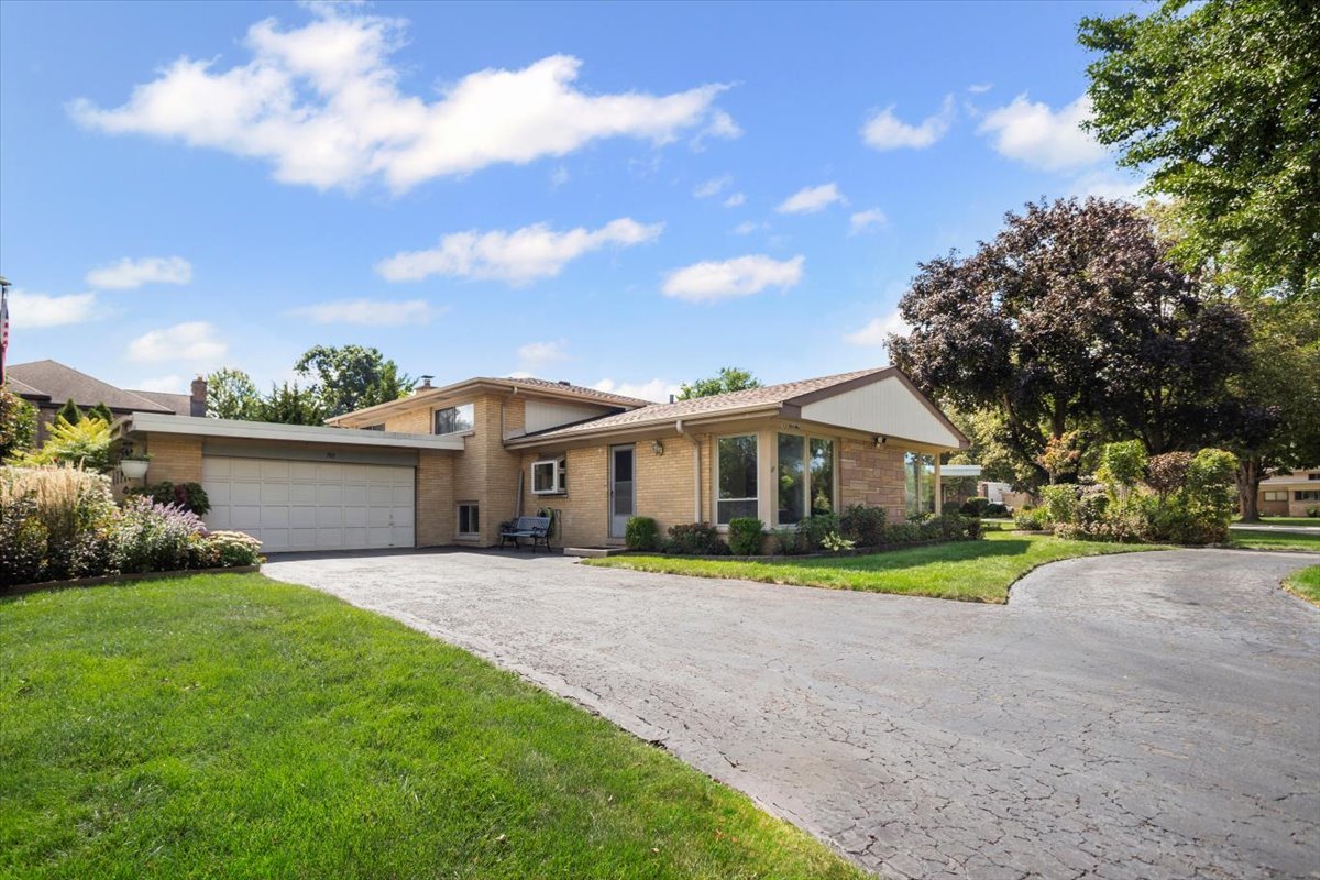 703 W Manawa Trail, Mount Prospect, IL 60056
