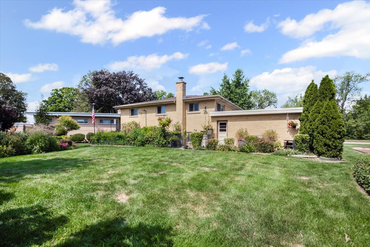 703 W Manawa Trail, Mount Prospect, IL 60056
