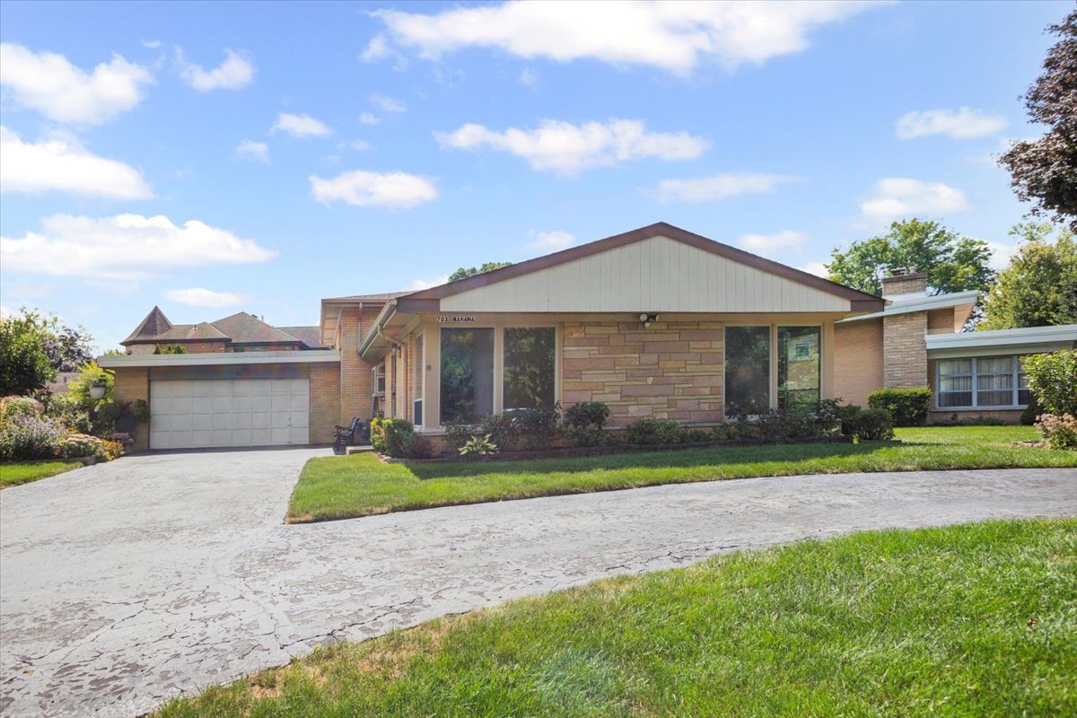 703 W Manawa Trail, Mount Prospect, IL 60056