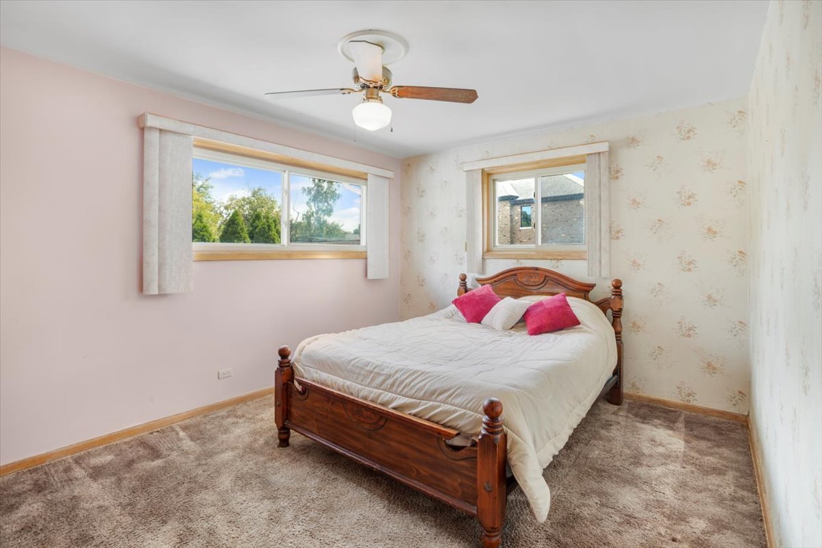 703 W Manawa Trail, Mount Prospect, IL 60056