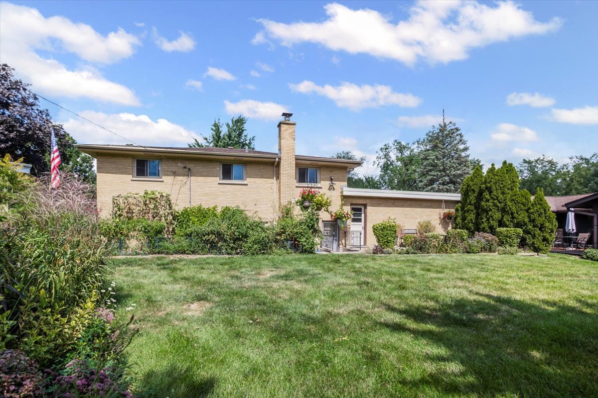 703 W Manawa Trail, Mount Prospect, IL 60056