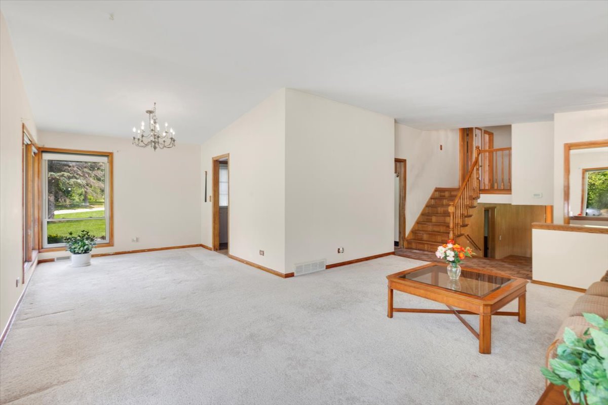 703 W Manawa Trail, Mount Prospect, IL 60056