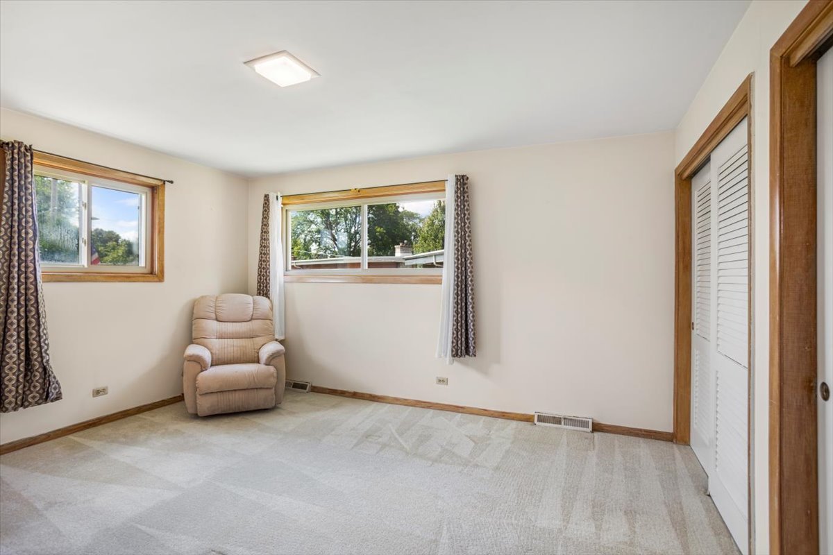 703 W Manawa Trail, Mount Prospect, IL 60056