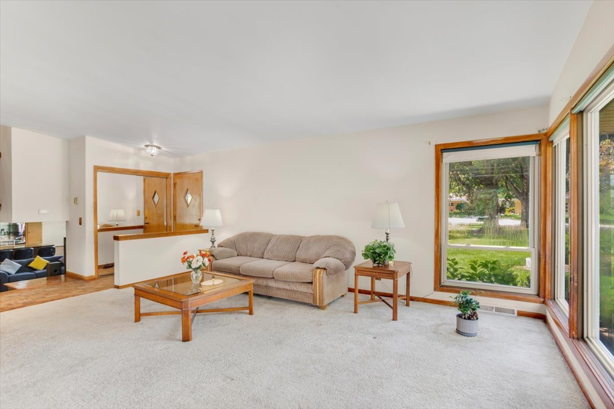 703 W Manawa Trail, Mount Prospect, IL 60056