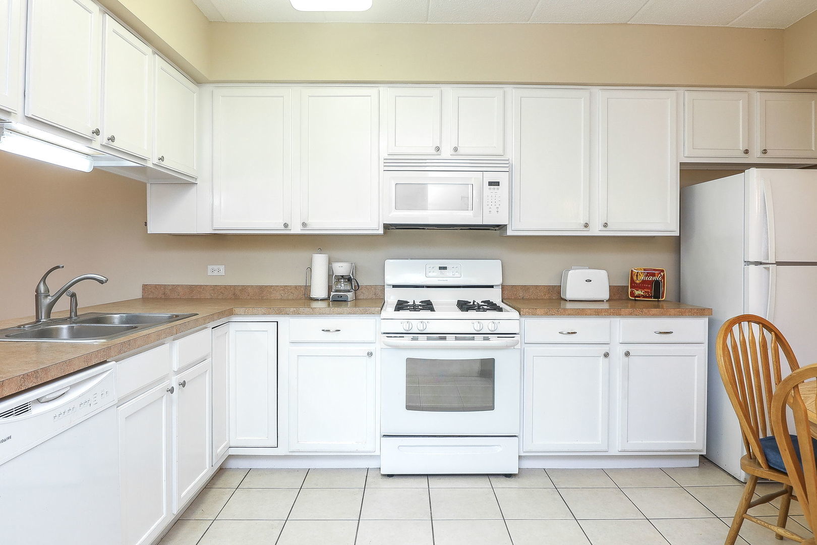 2240 S Grace Street #212, Lombard, IL 60148