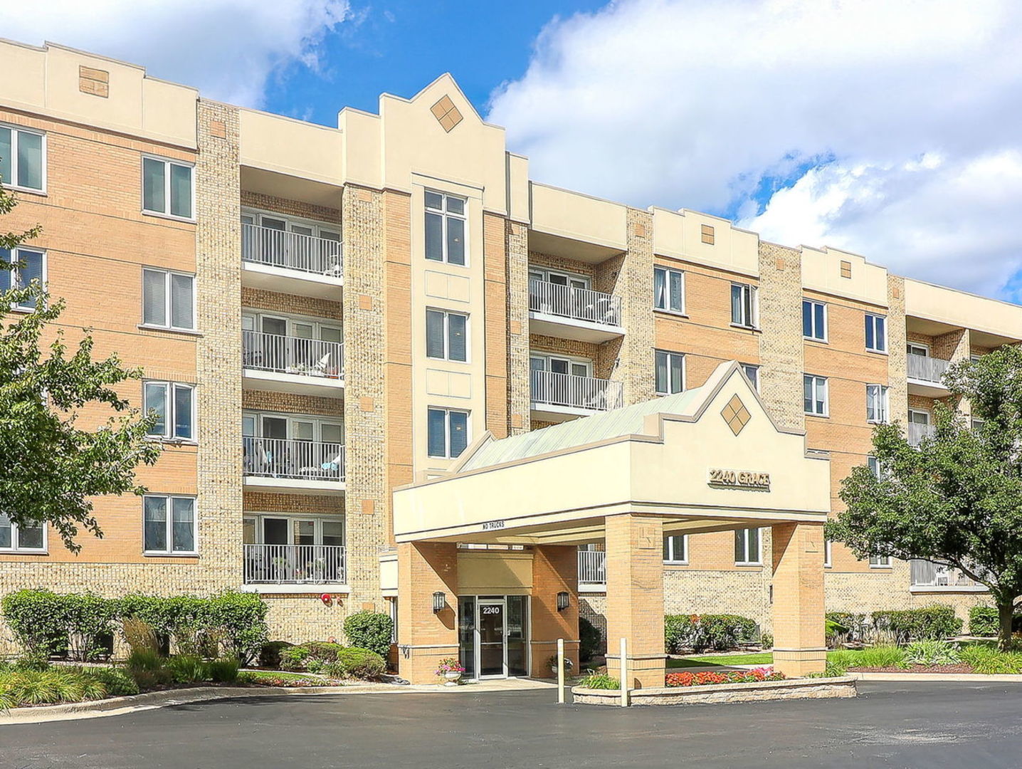 2240 S Grace Street #212, Lombard, IL 60148