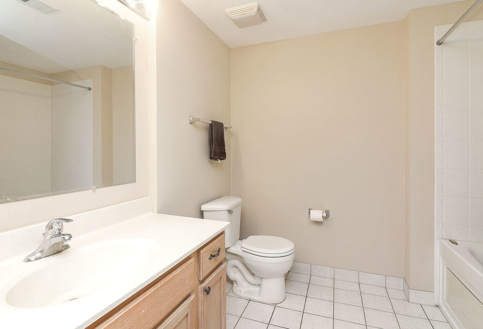2240 S Grace Street #212, Lombard, IL 60148