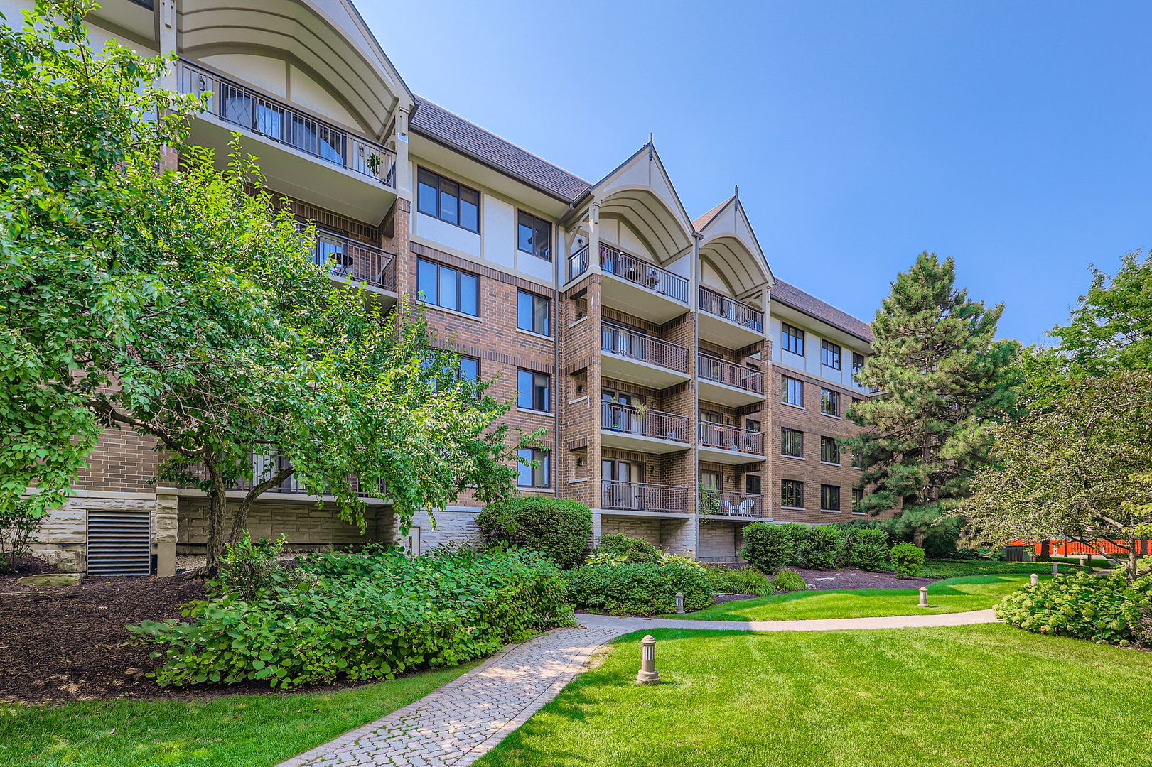 5 S Pine Street #302, Mount Prospect, IL 60056