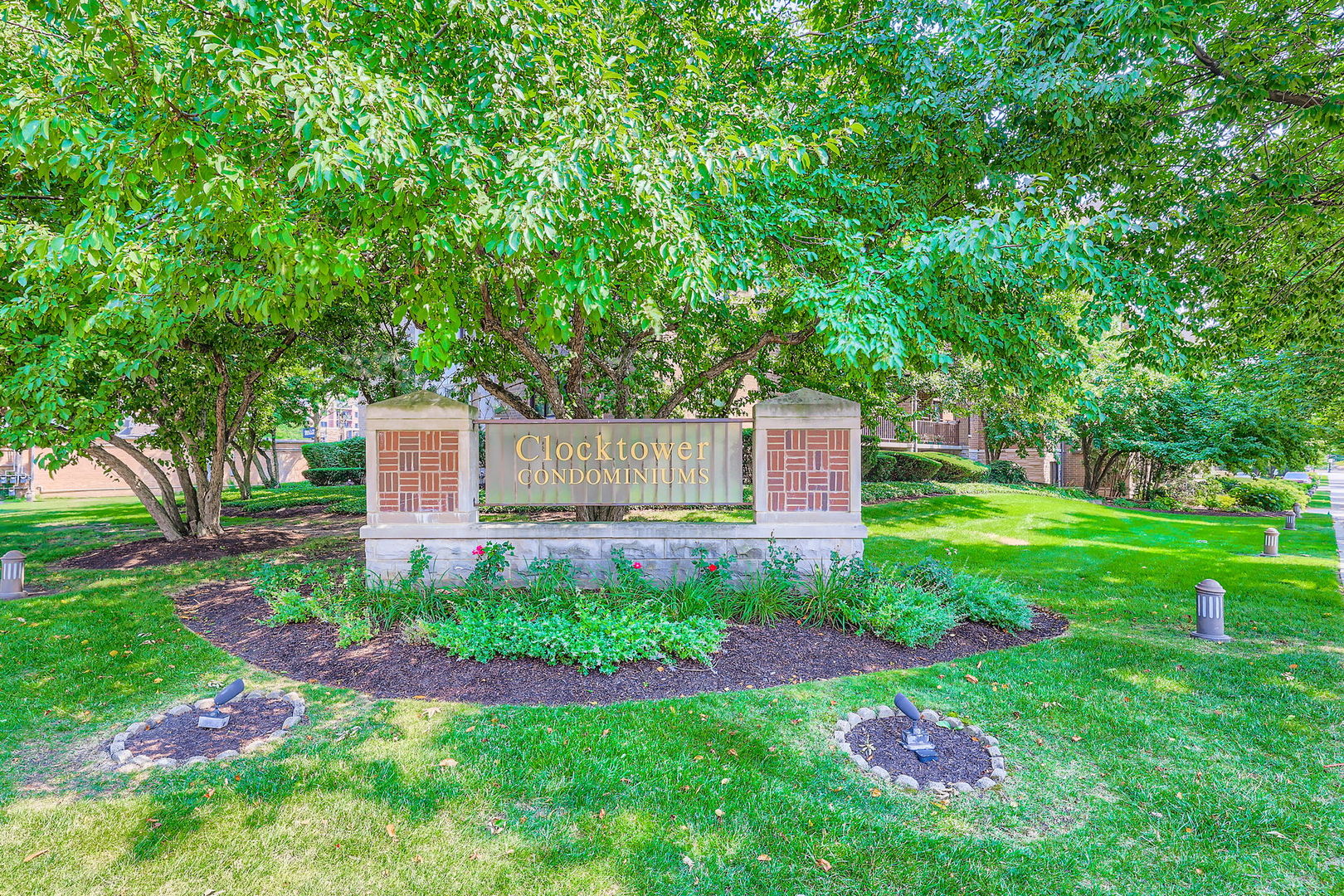 5 S Pine Street #302, Mount Prospect, IL 60056