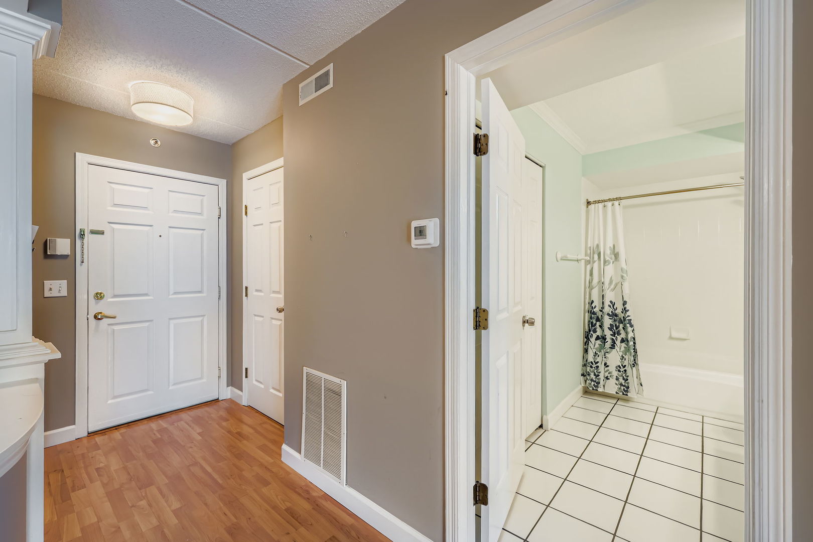 5 S Pine Street #302, Mount Prospect, IL 60056