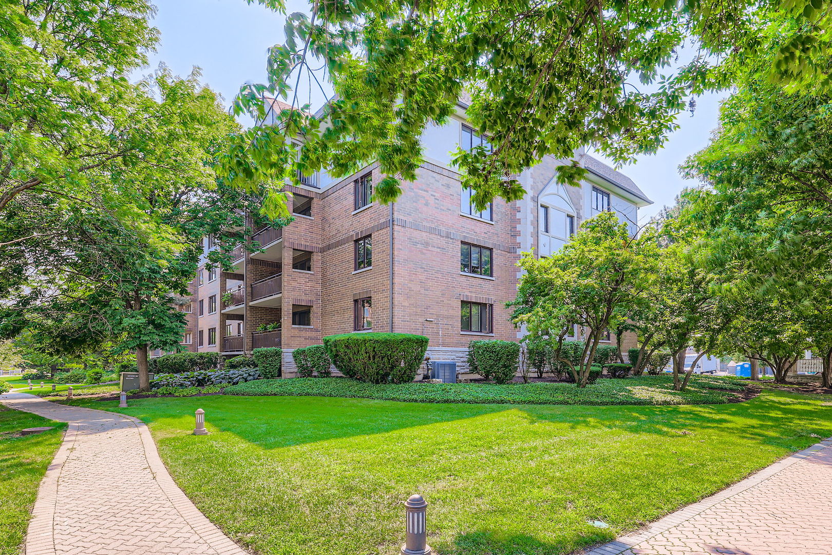 5 S Pine Street #302, Mount Prospect, IL 60056